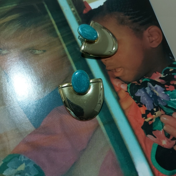 2/$30 gold and green earrings - Picture 3 of 3